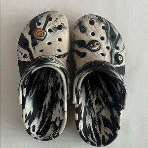 CROCS Black and White Kids Sandals size 13 Crocs swirl design
